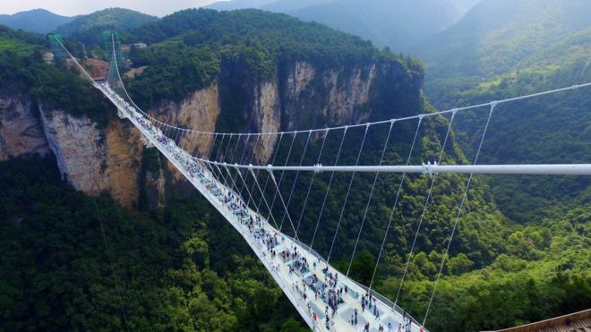 Inauguran el puente de vidrio más grande del mundo