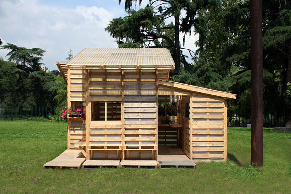 Una casa que se construye con palets